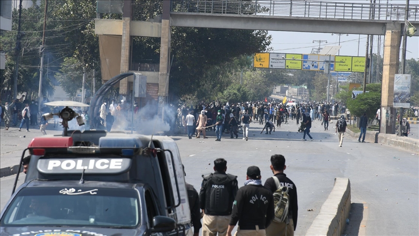 باكستان.. مقتل 6 محتجين أثناء محاولتهم اقتحام القنصلية الأمريكية بكراتشي 