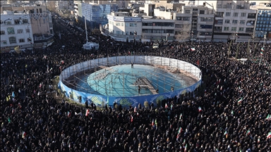 إيرانيون يخرجون في مظاهرات للتنديد بمقتل خامنئي