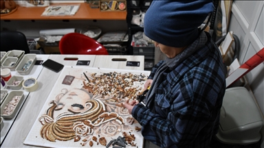 Diplomohet në universitet me rezultate të larta, 54-vjeçarja krijon vepra arti mozaiku