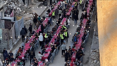 غزة.. إفطار جماعي رمضاني بخان يونس وسط ركام المنازل المدمرة