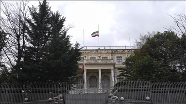 پرچم‌ها در سرکنسولگری ایران در استانبول به حالت نیمه‌افراشته درآمد