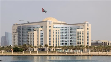 الإمارات تعلن إغلاق سفارتها وسحب بعثتها الدبلوماسية من إيران 