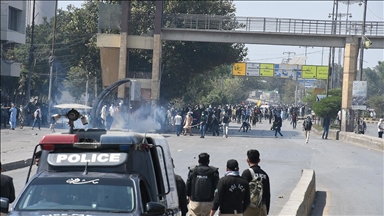 Pakistan'da bir grup gösterici, ABD'nin Karaçi Konsolosluğu'na girmeye çalıştı