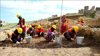 Diyarbakır'da kadınlar 3 bin yıllık Zerzevan Kalesi'nde tarihin izini sürüyor