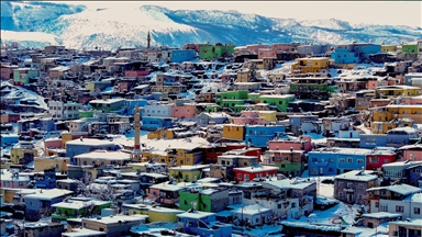 Kayseri'nin beyaza bürünen "renkli evler"i dronla görüntülendi