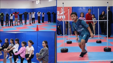 Depremzede ilkokul öğrencileri, farklı spor dallarıyla tanışıyor