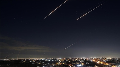 İran, ABD üslerine ve İsrail'e yeni saldırılar düzenledi