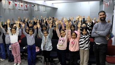 Öğrencilere kitap sevgisi ve afet bilinci aşılamak için kırsaldaki okulları geziyor