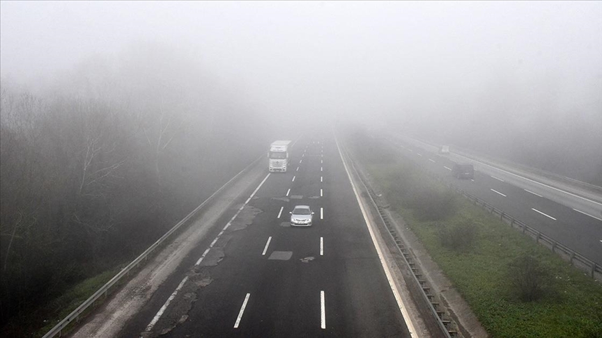 Anadolu Otoyolu'nun Düzce kesiminde sis etkili oldu