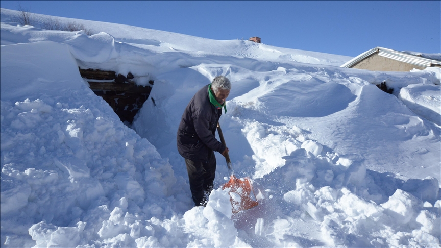 Muş'ta karla kaplı köyde yaşayanlar, zorlu kış koşullarına göğüs geriyor