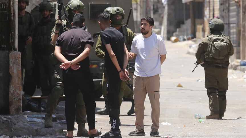 الضفة .. الجيش الإسرائيلي يقتحم مخيم عسكر ويعتقل فلسطينيين