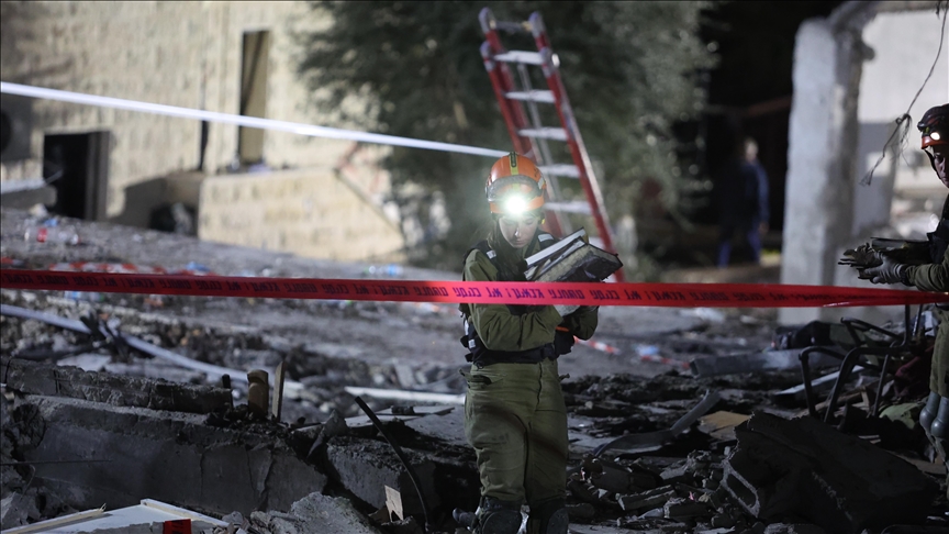 شظايا صواريخ إيرانية تلحق أضرارا مادية وسط إسرائيل 