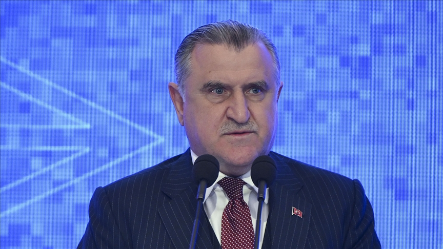 Bakan Bak, gümüş madalya kazanan milli atıcıları tebrik etti