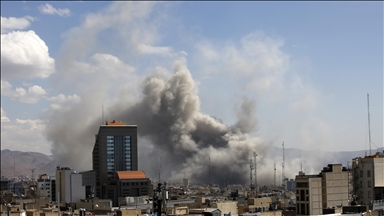 Tahran'da çok sayıda noktada art arda şiddetli patlamalar meydana geliyor 