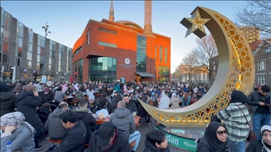 Hollanda'da Cami Meydanı'nda düzenlenen sokak iftarına yaklaşık 1500 kişi katıldı