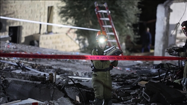 شظايا صواريخ إيرانية تلحق أضرارا مادية وسط إسرائيل 