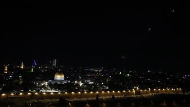 انفجارات قوية في سماء القدس نتيجة اعتراض صواريخ إيرانية