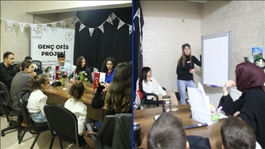 Yurt dışından gelen gençlerle iletişim sayesinde İngilizce öğreniyorlar