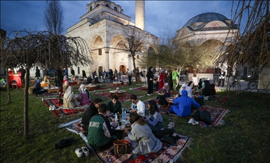 "Krajiški iftar" u Banjoj Luci: Tradicija, zajedništvo i bosanska nošnja ispred Ferhadije 