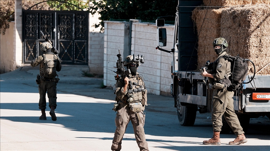 إسرائيل تعتقل فجرا 40 فلسطينيا خلال اقتحامات واسعة بالضفة الغربية