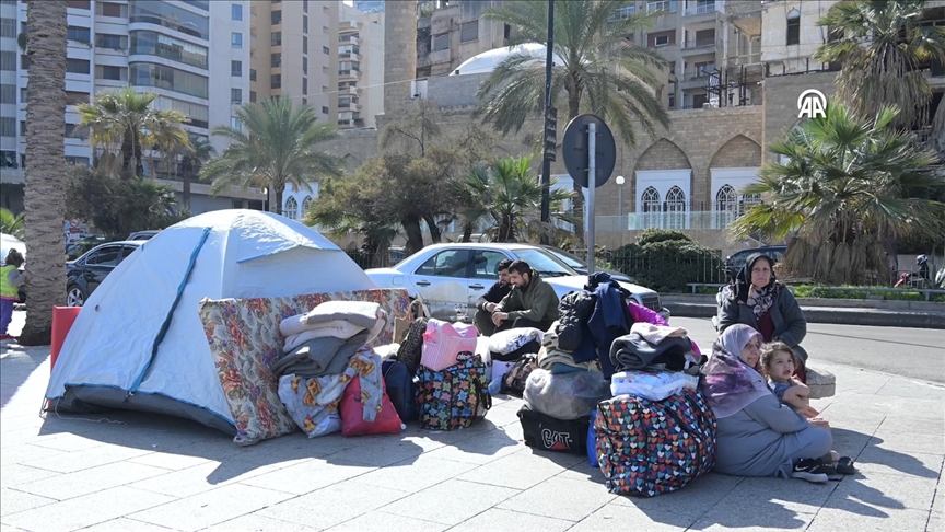 İsrail saldırılarının ardından evlerini terk eden Lübnanlılar, geceyi sokakta geçirdi