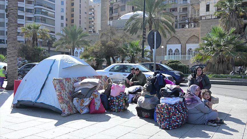 لبنان.. نازحون يفترشون كورنيش بيروت هربا من الغارات الإسرائيلية (تقرير)