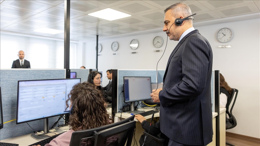 Dışişleri Bakanı Fidan, Ankara'da Konsolosluk Çağrı Merkezi'ni ziyaret etti