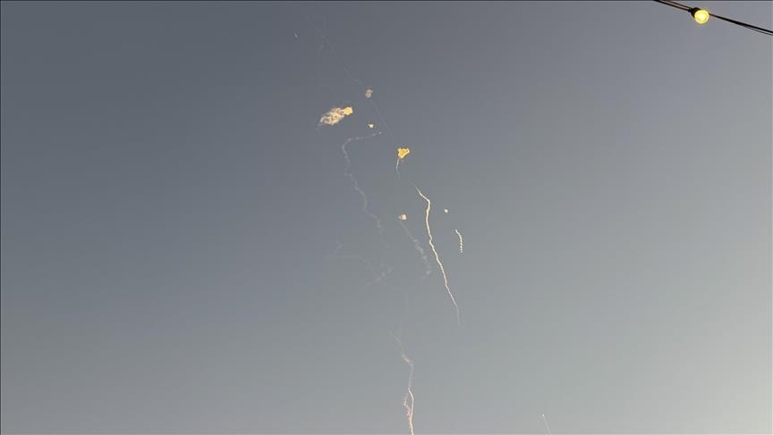 إصابة شخص إثر سقوط شظايا صواريخ إيرانية وسط إسرائيل