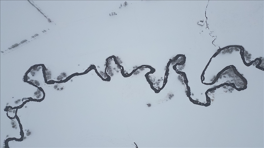 Li Bayburtê fetlonekên çem di binê berfê da man