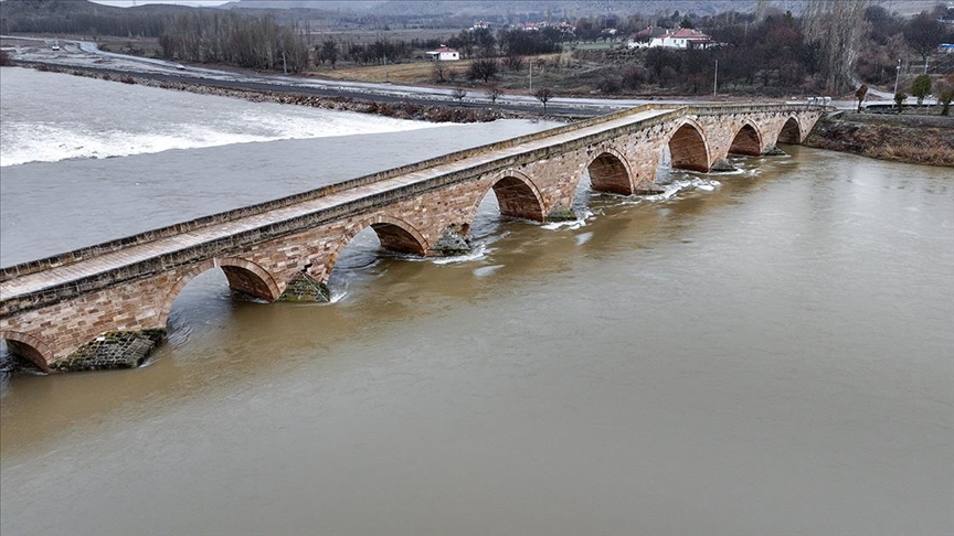 Kızılırmak'ın debisi yükselince tarihi Şahruh Köprüsü'nün 8 kemeri suyla doldu