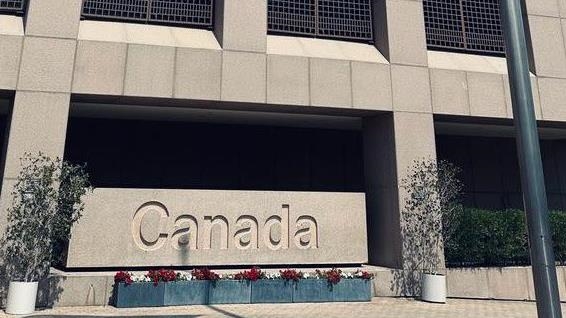 "لدواعٍ أمنية".. كندا تغلق سفارتها في الرياض