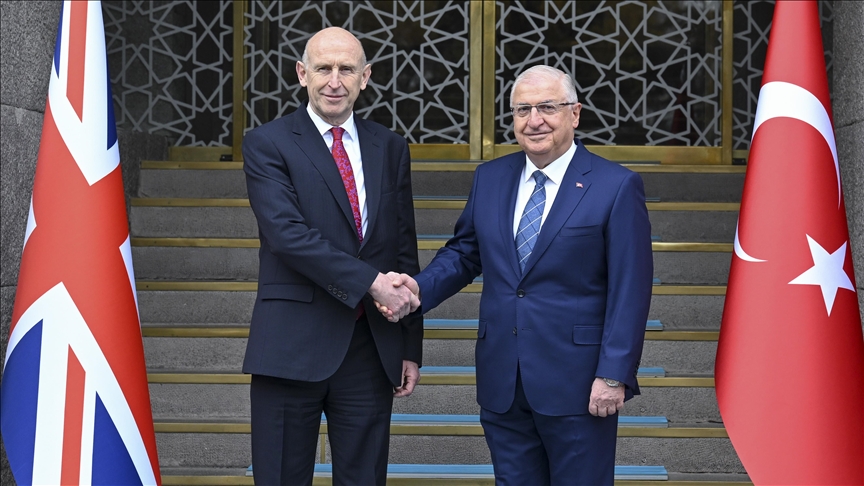 Министры обороны Турции и Великобритании рассмотрели вопросы региональной обороны и безопасности