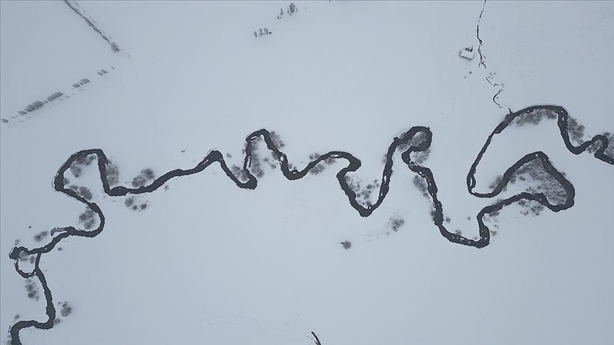 Bayburt'ta menderesler karla kaplandı