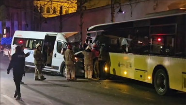 Beşiktaş'ta çarpışan İETT otobüsü ile servis minibüsünün şoförleri yaralandı
