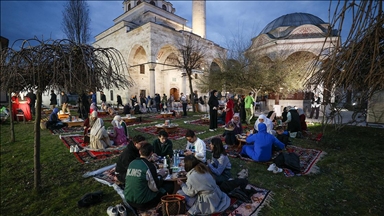 Bosna Hersek'teki tarihi Ferhadiye Camisi'nde geleneksel iftar sofrası kuruldu