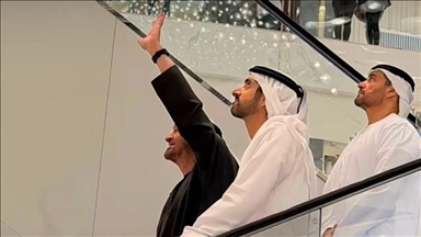 رئيس الإمارات يتجول في "دبي مول"