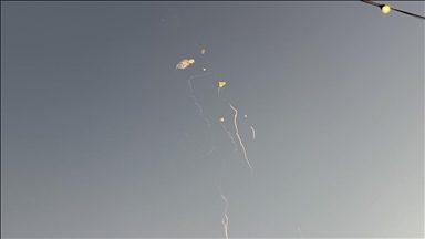 إصابة شخص إثر سقوط شظايا صواريخ إيرانية وسط إسرائيل