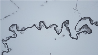 Li Bayburtê fetlonekên çem di binê berfê da man