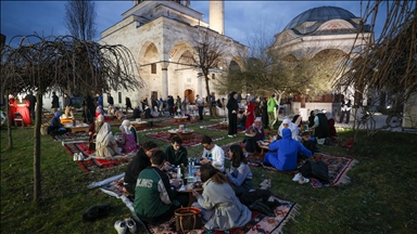 Një iftar tradicional në xhaminë historike "Ferhadije" të Bosnjë e Hercegovinës