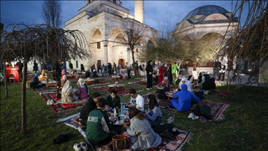 Традиционален рамазански ифтар пред историската џамија „Ферхадија“ во Бања Лука