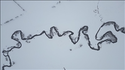 Li Bayburtê fetlonekên çem di binê berfê da man