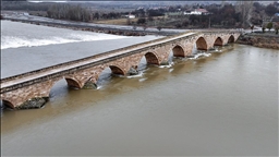 Kızılırmak'ın debisi yükselince tarihi Şahruh Köprüsü'nün 8 kemeri suyla doldu