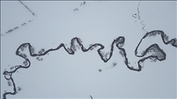 Bayburt'ta menderesler karla kaplandı