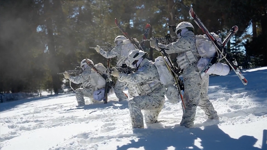 MSB, komandoların kar üstünde yaptıkları eğitimlerini paylaştı