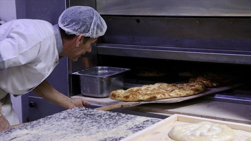 Trabzon'da ekşi mayalı ramazan pidesi 6 saatlik hummalı mesaiyle sofralara ulaşıyor