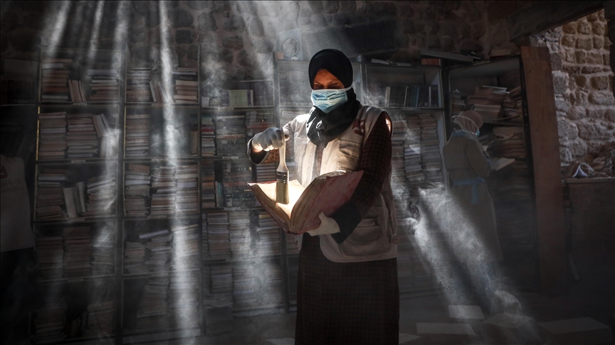 Во срцето на Газа, во библиотеката на џамијата Омари историските ракописи повторно оживуваат во рацете на доброволците