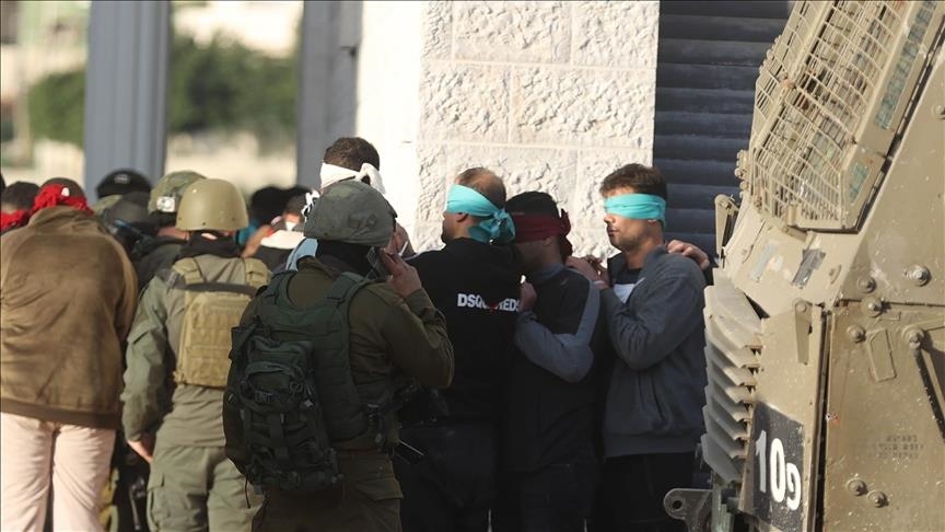 بحملة واسعة.. الجيش الإسرائيلي يعتقل 35 فلسطينيا بالضفة الغربية