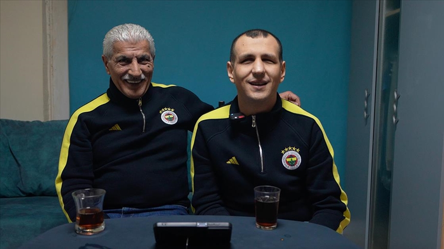 Görme engelli taraftar "Fenerbahçe" sevgisini sosyal medyada yaptığı canlı yayınlarla gösteriyor
