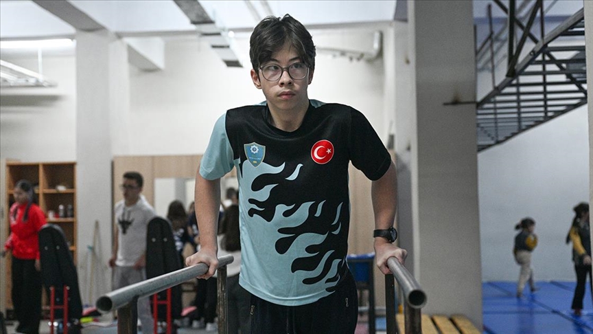 Serebral palsili Muhammed Ömer, "bileğinin gücüyle" hayata tutundu