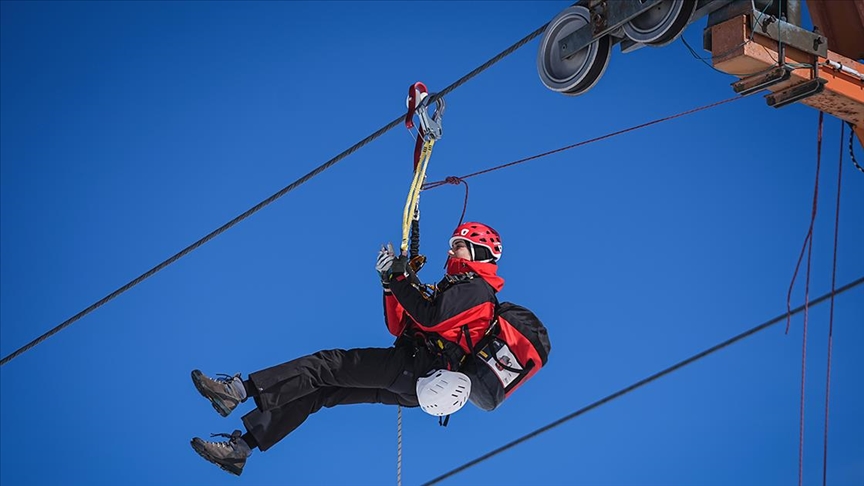 Uludağ'da zirvenin tek kadın JAK personeli Eda astsubay zorlu görevlerde yer alıyor